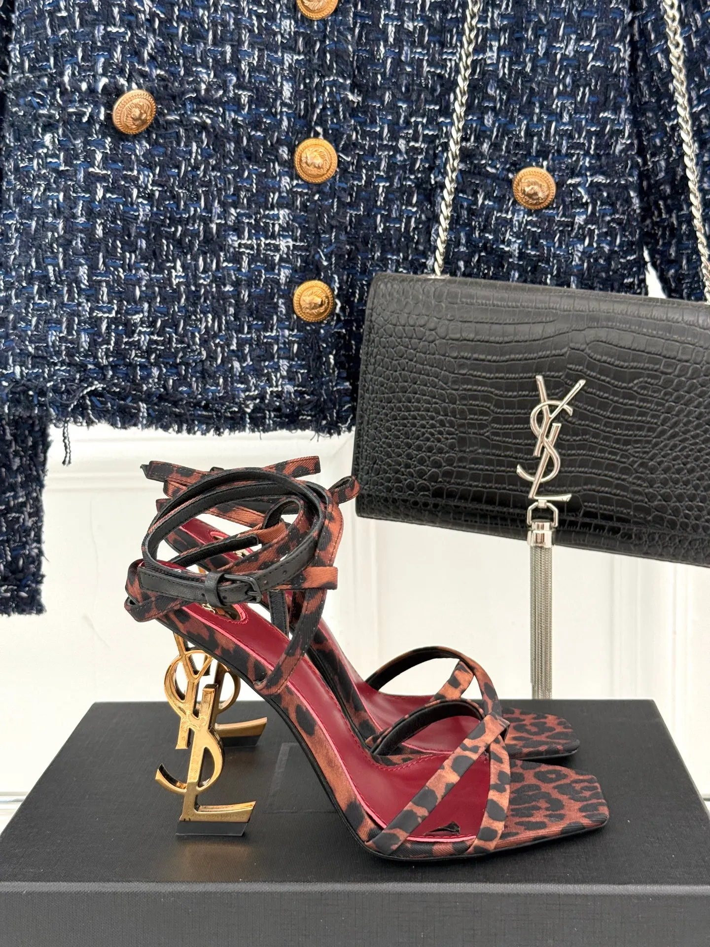 👟👟Ex-factory price 600👟👟 Saint Lauren*YSL Saint Laurent classic spring and summer letter heel cross-strap high-heeled sandals. High-heeled shoes that are suitable for both men and women. I love them. They are indeed the brand that understands women best. They are sold out as soon as they are new‼ ️ Especially the side lines are designed to be smooth, natural and slimming, making the whole pair of shoes layered and feminine. No matter what your usual style is, you must try it! The upper is made of imported cow patent leather, the lining is mixed sheepskin, and the Italian genuine leather outsole Heel height: 10.5cm Size: 35-39 (34/40/41 customized)
